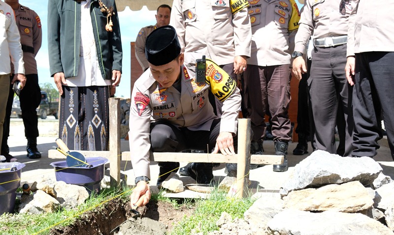 Kapolda Lakukan Peletakan Batu Pertama Pembangunan Masjid Nur Aryyaguna