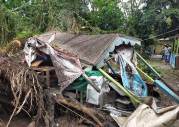 Pusat Penjualan Batu Akik Ambruk Dampak Hujan Lebat Disertai Angin Kencang