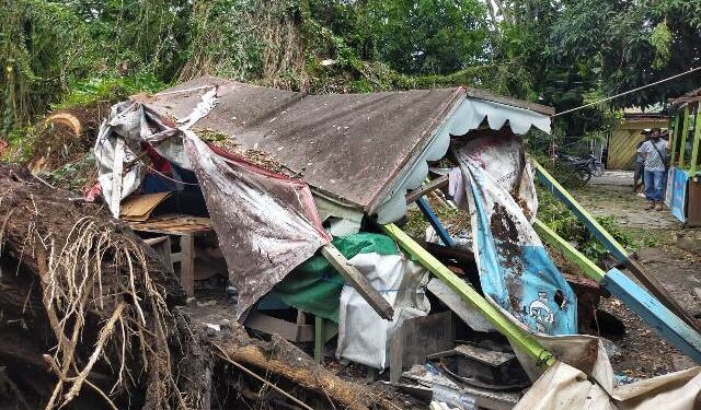Pusat Penjualan Batu Akik Ambruk Dampak Hujan Lebat Disertai Angin Kencang