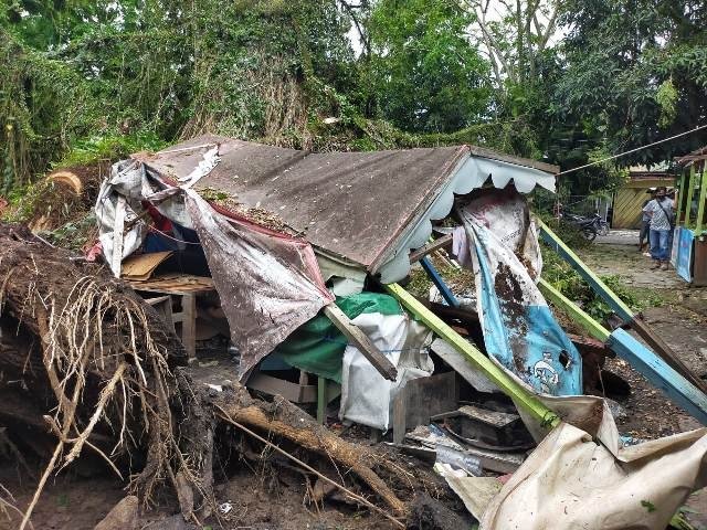 Pusat Penjualan Batu Akik Ambruk Dampak Hujan Lebat Disertai Angin Kencang