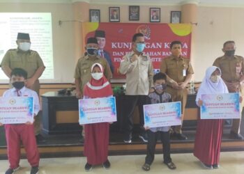 Hasan Basri Serahkan Beasiswa kepada 50 Siswa se Kaltara