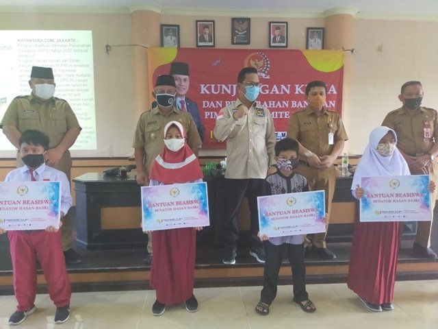 Hasan Basri Serahkan Beasiswa kepada 50 Siswa se Kaltara
