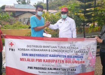 PMI Kaltara Salurkan Bantuan Warga Bulungan untuk Korban Tanah Longsor dan Kebakaran di Tarakan