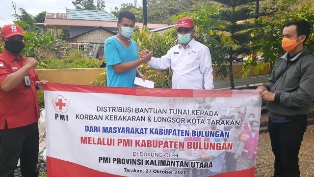 PMI Kaltara Salurkan Bantuan Warga Bulungan untuk Korban Tanah Longsor dan Kebakaran di Tarakan