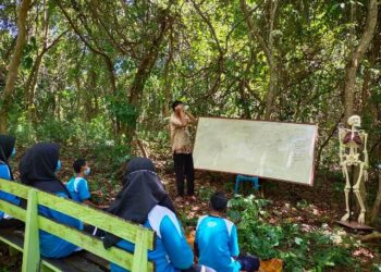 Guru Biologi Sulap Hutan Bersampah jadi Laboratorium Alam