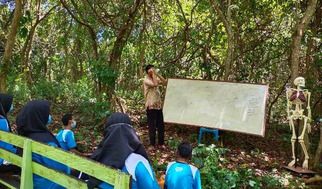Guru Biologi Sulap Hutan Bersampah jadi Laboratorium Alam