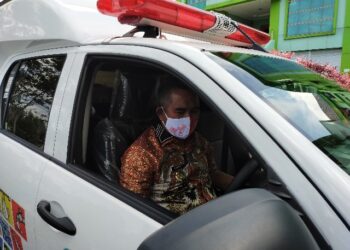 Wali Kota Tarakan Khairul mencoba mobil operasional promosi kesehatan bantuan Pemerintah Pusat. (jendelakaltara.co)