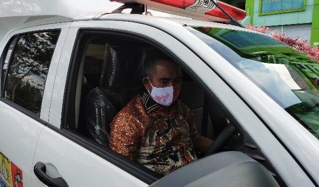 Wali Kota Tarakan Khairul mencoba mobil operasional promosi kesehatan bantuan Pemerintah Pusat. (jendelakaltara.co)