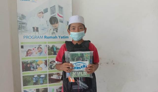 Salurkan Bantuan Beasiswa Dhuafa bagi Siswa SD Al Irsyad dan Bingkisan bagi Pengajar