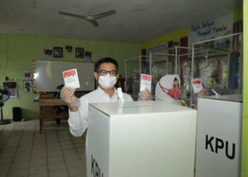 Irianto Lambrie dan Istri Salurkan Hak Pilih di TPS 21 Tanjung Selor Hilir