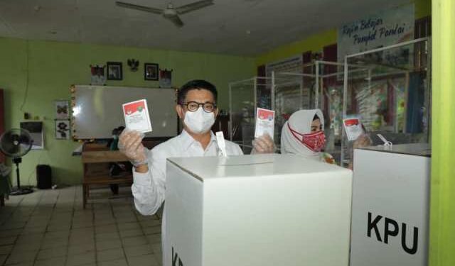 Irianto Lambrie dan Istri Salurkan Hak Pilih di TPS 21 Tanjung Selor Hilir