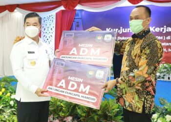 Dirjen Dukcapil Serahkan 2 Mesin ADM