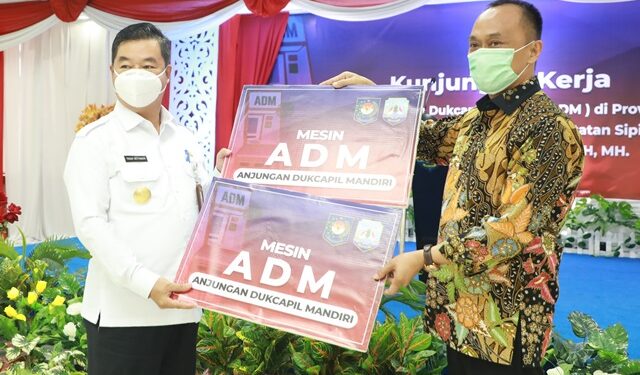 Dirjen Dukcapil Serahkan 2 Mesin ADM
