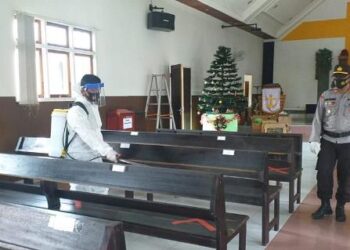 Cegah Penularan Covid-19, Polres Malinau Dibantu TNI Lakukan Penyemprotan Disinfektan