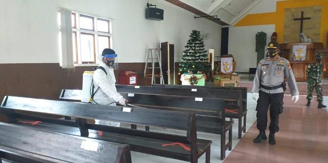Cegah Penularan Covid-19, Polres Malinau Dibantu TNI Lakukan Penyemprotan Disinfektan