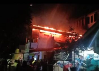 Api Lahap Bangunan Lantai Dua di Gang Tambak