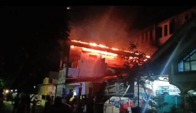 Api Lahap Bangunan Lantai Dua di Gang Tambak