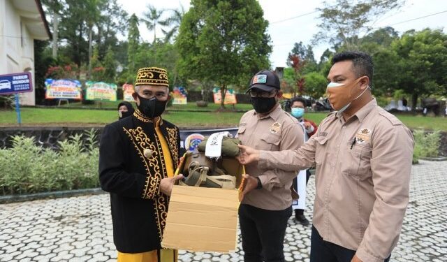 Komunitas Tarakan Tempoe Doeloe Serahkan Seragam Tentara Jepang Peninggalan PD II