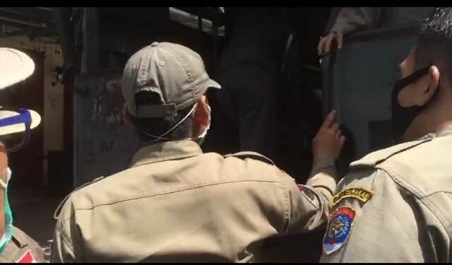 Satu Jukir Liar Menantang Petugas Satpol PP Saat Ditertibkan