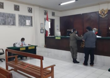 Satpol PP Proses Hukum Seorang Warga Buang Sampah di Gunung Selatan