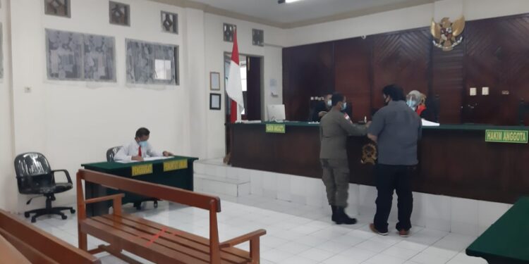 Satpol PP Proses Hukum Seorang Warga Buang Sampah di Gunung Selatan