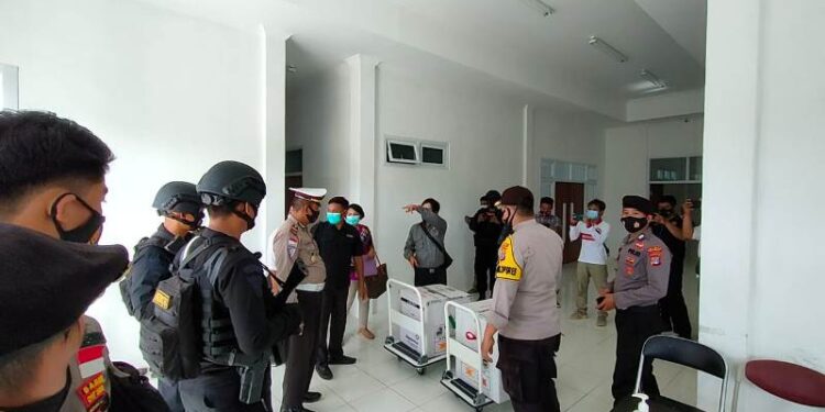 Aparat Kepolisian Kawal Ketat Pengiriman Vaksin Sinovac hingga di UPTD Instalasi Farmasi Kabupaten Malinau