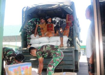 Dandim 0907/Trk Serahkan Secara Simbolis Bansos Jajaran Korem 092/Mrl untuk Korban Bencana Alam di Kalsel