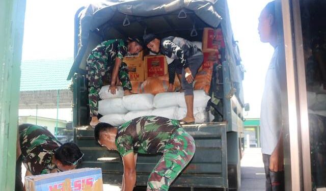 Dandim 0907/Trk Serahkan Secara Simbolis Bansos Jajaran Korem 092/Mrl untuk Korban Bencana Alam di Kalsel