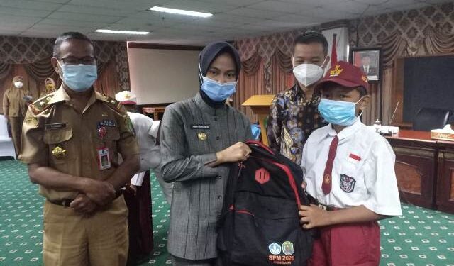 Pemkab Nunukan Berikan Bantuan Alat Sekolah Kepada 1.180 Siswa