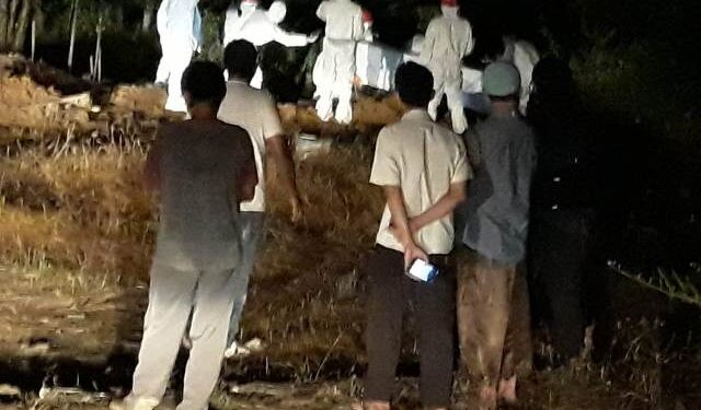 Dua Jenazah Konfirmasi Covid-19 Dimakamkan Malam Hari