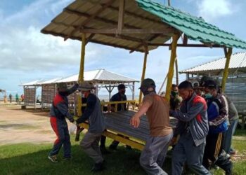 Satpol PP Tertibkan Gazebo di Pantai Amal Lama yang Tidak Sesuai Aturan