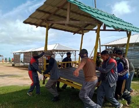 Satpol PP Tertibkan Gazebo di Pantai Amal Lama yang Tidak Sesuai Aturan