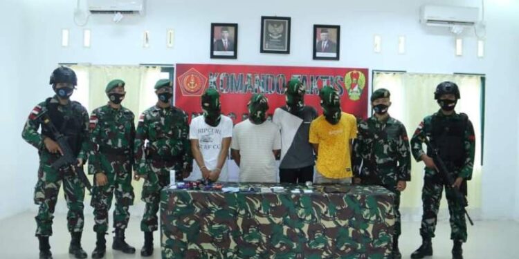 Satgas Pamtas Yonarhanud 16/SBC Pos Bukit Keramat Amankan 4 Residivis Kasus Narkoba