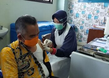 Jawab Keraguan Masyarakat, Wali Kota dan Istri Disuntik Vaksin Covid-19