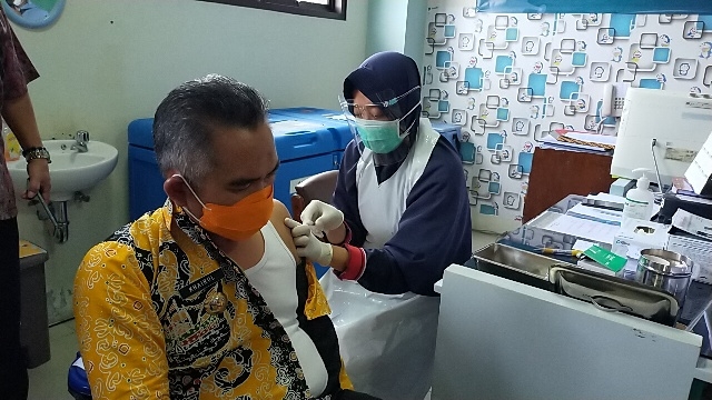 Jawab Keraguan Masyarakat, Wali Kota dan Istri Disuntik Vaksin Covid-19