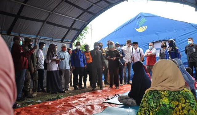 Bupati Beri Semangat kepada Warga Terdampak Kebakaran di Pengungsian dan Korban di RSUD Nunukan