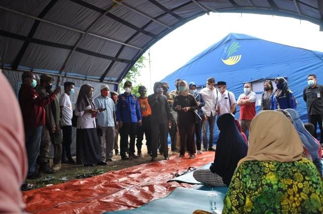 Bupati Beri Semangat kepada Warga Terdampak Kebakaran di Pengungsian dan Korban di RSUD Nunukan