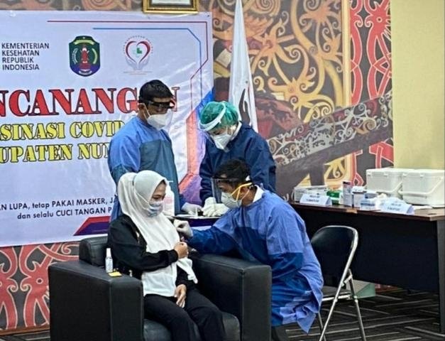 Bupati Laura Orang Pertama di Nunukan Disuntik Vaksin COVID-19