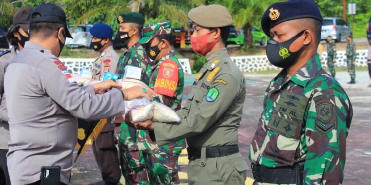 Polres Nunukan Menggelar Apel Bansos Masker 2021 Bersama TNI dan Satpol PP