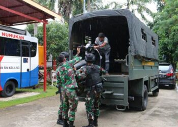 Terkait Kasus Sabu, Satgas Pamtas Serahkan Barang Bukti 2 Unit Kendaraan kepada Kepolisian