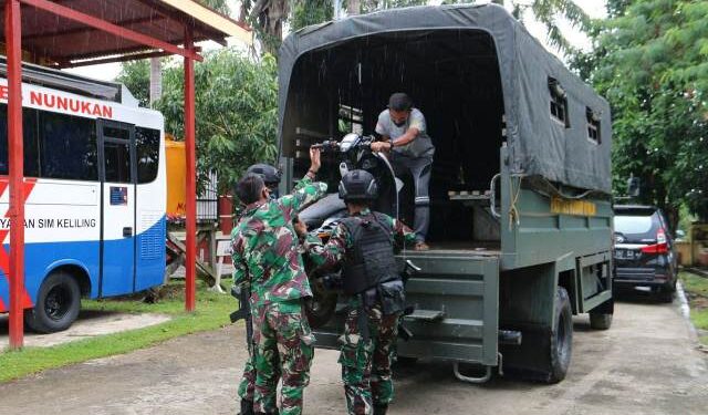 Terkait Kasus Sabu, Satgas Pamtas Serahkan Barang Bukti 2 Unit Kendaraan kepada Kepolisian