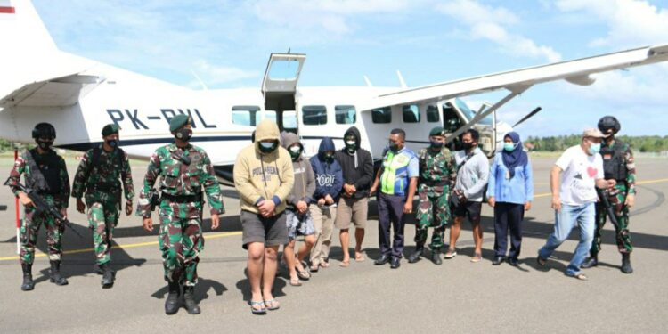 5 Warga Diamankan Satgas Pamtas Yonarhanud/16/SBC/3 Kostrad di Krayan. Diduga Edarkan Sabu