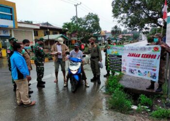 Petugas Gabungan Bagi Masker dan Hand Sanitizer kepada Masyarakat