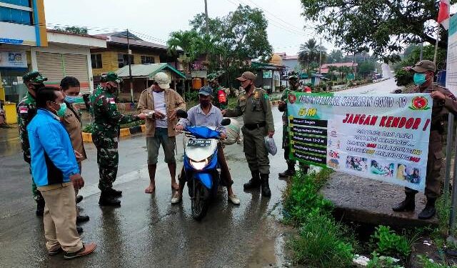 Petugas Gabungan Bagi Masker dan Hand Sanitizer kepada Masyarakat