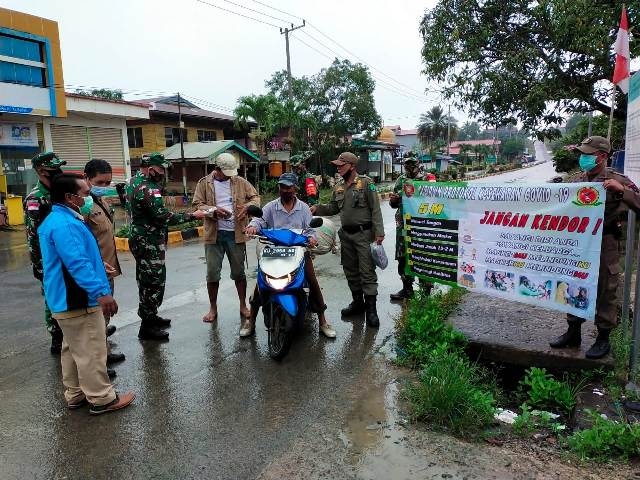 Petugas Gabungan Bagi Masker dan Hand Sanitizer kepada Masyarakat