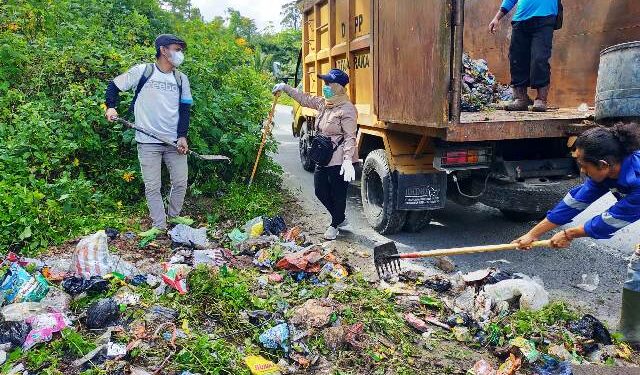 Bersihkan Hutan Lindung Gunung Selatan dari Sampah
