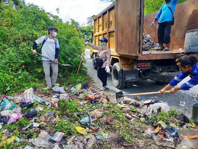 Bersihkan Hutan Lindung Gunung Selatan dari Sampah