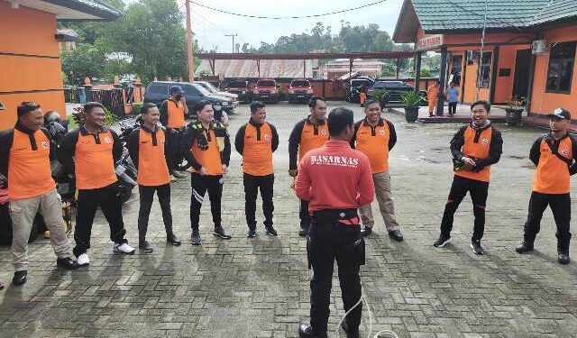 Latih Kemampuan Tim Fire and Rescue RSUD Tarakan Dalam Memberikan Pertolongan dari Ketinggian dan Pertolongan Dalam Ruang Terbatas