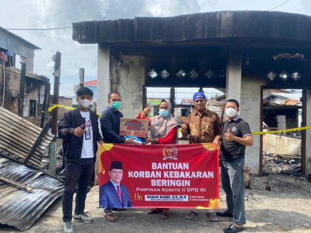 Peduli Kebakaran Selumit Pantai, Hasan Basri Serahkan Bantuan Kebutuhan Pokok