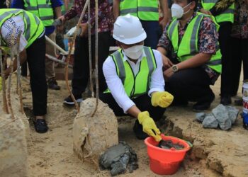 Pemkot Bangun Gedung Tiga Lantai untuk SMPN 14, Wali Kota Lakukan Peletakkan Batu Pertama Dimulainya Pembangunan